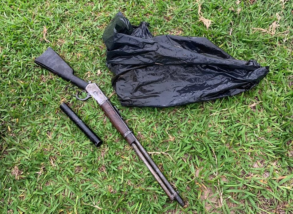 Arma usada no crime foi encontrada na represa de uma chácara — Foto: Polícia Civil