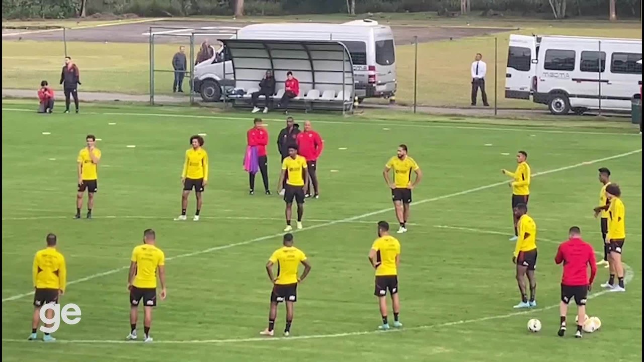 Após papo rápido com Braz, jogadores do Flamengo participam de bobinho descontraído