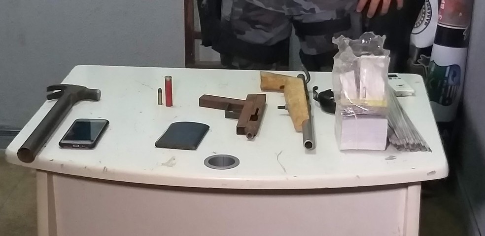 Durante a prisão do serralheiro a polícia apreendeu duas armas de fogo — Foto: Divulgação/Polícia
