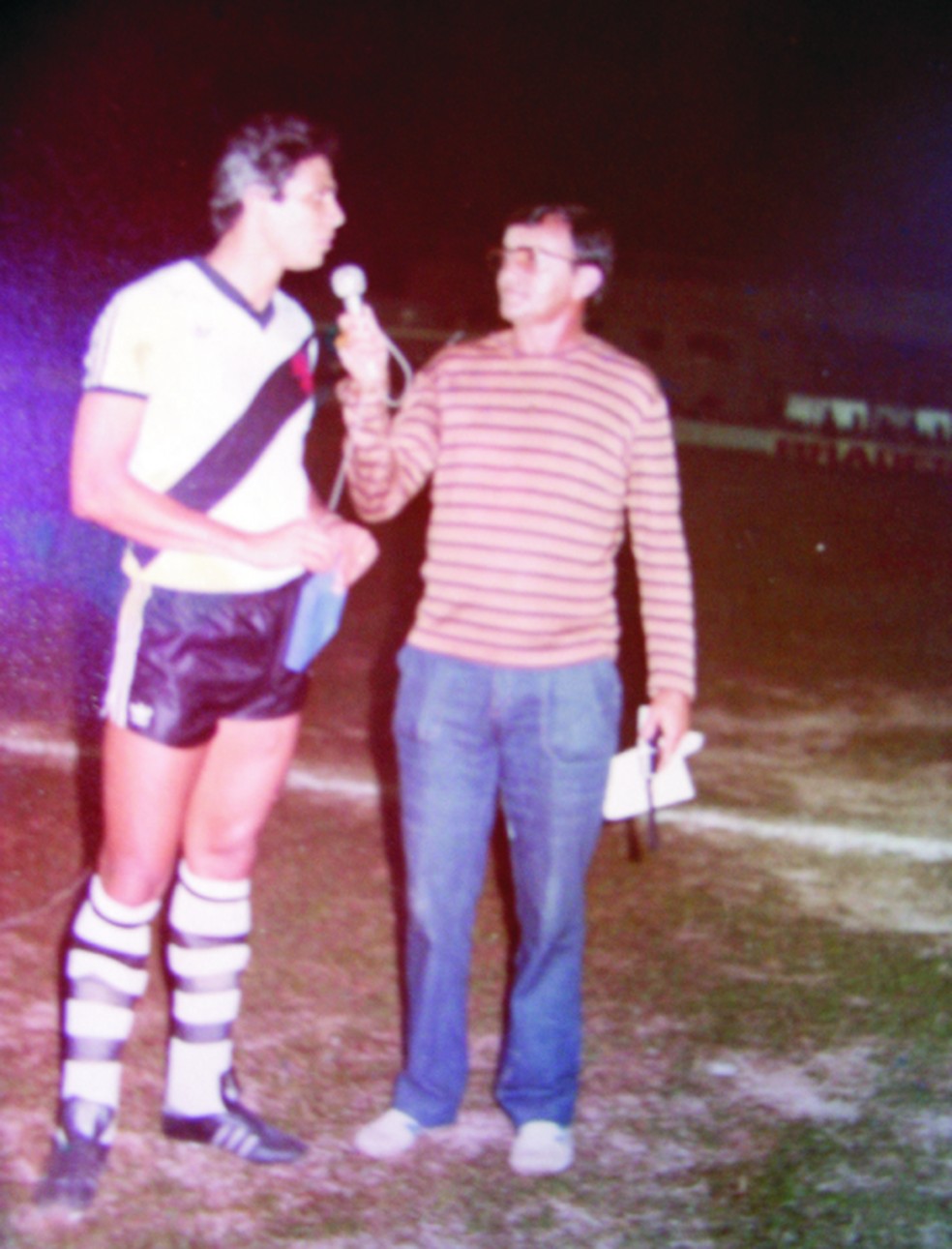 Roberto Dinamite sendo entrevistado por Campos Pereira em amistoso do Vasco contra o Rio Branco-AC, em 1982 — Foto: Manoel Façanha/Arquivo Pessoal
