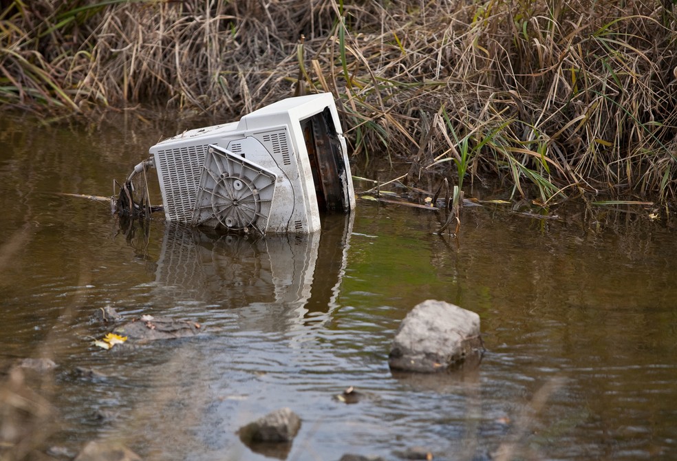 O e-waste, como é chamado o lixo eletrônico, impacta as águas do mundo — Foto: Reprodução/Getty Images