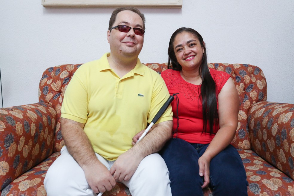 Marcos e Débora se conheceram há 20 anos e estão casados há 16 anos — Foto: Celso Tavares/G1