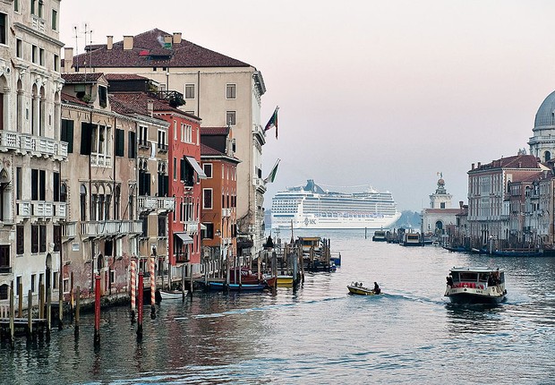 Navios com mais de 25 mil toneladas estão proibidos de navegar no centro histórico de Veneza, na Itália (Foto: Marco Secchi/Getty Images)