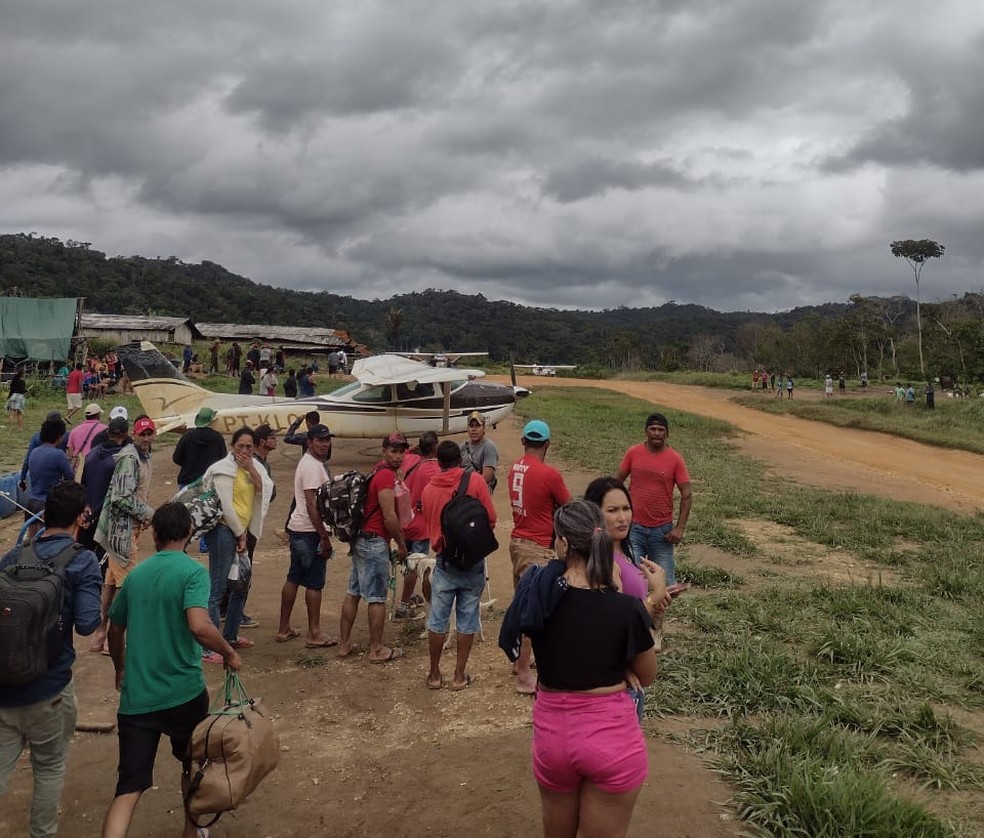 Dezenas de garimpeiros se aglomeram na pista do Jeremias, uma das vias mais usadas pelos invasores na Terra Yanomami — Foto: Reprodução/Redes sociais