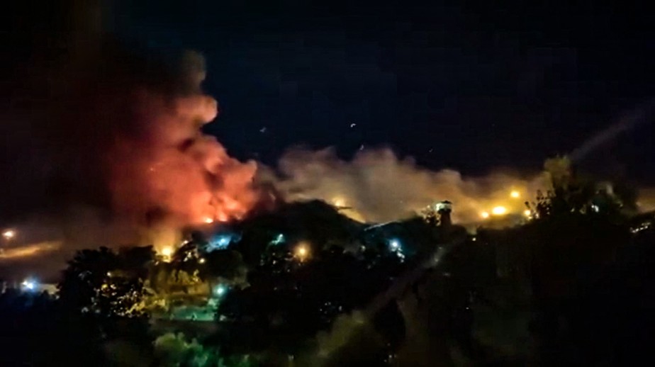Imagem capturada de vídeo mostra chamas e fumaça espessa subindo da prisão de Evin, em Teerã