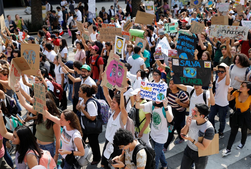 Manifestantes empunham cartazes em protesto pelo clima na Cidade do México nesta sexta (20). — Foto: Carlos Jasso/Reuters