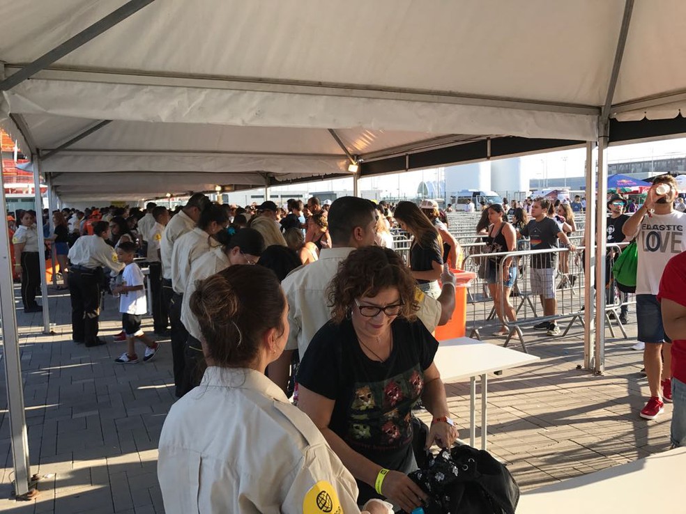Público enfrenta longa fila para vistoria em bolsas e mochilas (Foto: Káthia Mello / G1)