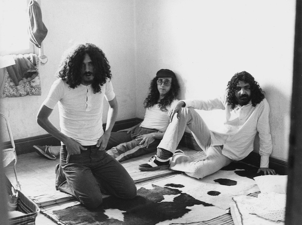 Da esquerda para direita: Moraes Moreira, Bolacha e Paulo Roberto Figueiredo de Oliveira, o Paulinho Boca de Cantor, integrantes dos Novos Baianos, em um casarão abandonado em setembro de 1973, no km 28 da Rodovia Anhanguera, onde o grupo permaneceu instalado durante apresentações e gravação de disco na cidade de São Paulo — Foto: Estadão Conteúdo/Arquivo