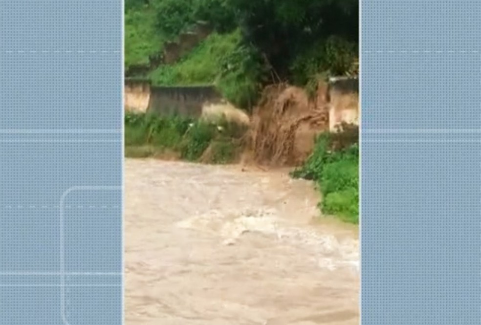 Chuva em Maragogipe aumentou volume de rio &mdash; Foto: Reprodu&ccedil;&atilde;o/TV Bahia