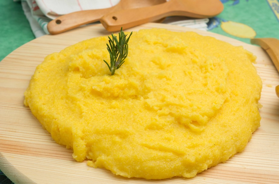 Polenta cremosa perfeita: confira o passo a passo da receita e a dica para deixar o prato ainda melhor | Estúdio C | Receitas