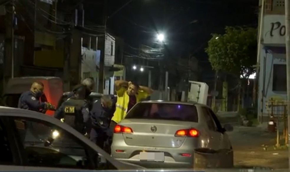 Homem é detido e levado para delegacia na 1ª noite de 'toque de recolher' em Simões Filho, região metropolitana de Salvador — Foto: Reprodução/TV Bahia