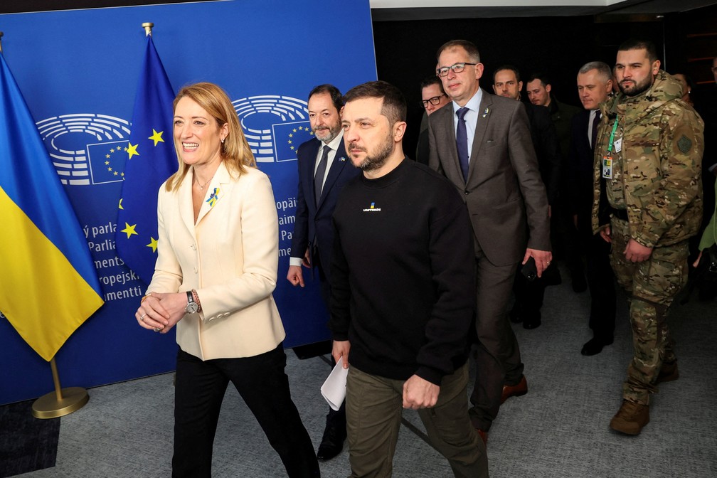 Presidente ucraniano, Volodymyr Zelensky, caminha ao lado da presidente do Parlamento Europeu, Roberta Metsola — Foto: Alexis Haulot/União Europeia 2023/Reprodução via REUTERS
