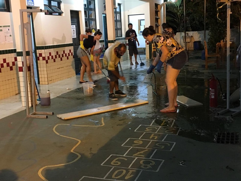 Funcionários de escola limpam sangue no chão após assassinato de diretora em Florianópolis — Foto: André Zanfonatto/NSC TV