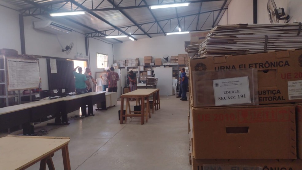 Urnas eletrônicas foram levadas para os locais de votação em Presidente Prudente (SP) — Foto: Amanda Simões