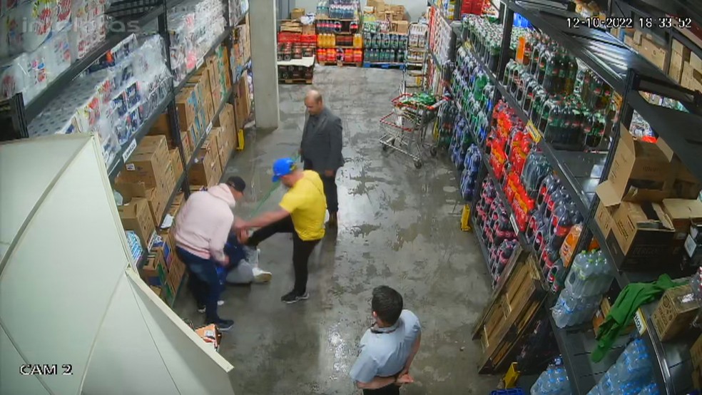 Homem que furtou picanha é chutado por suspeito de tortura em supermercado do RS — Foto: Reprodução/RBS TV
