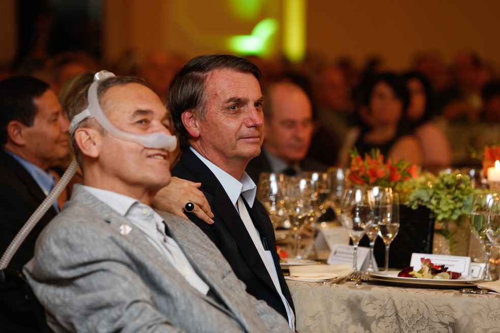 Presidente Bolsonaro e o ex-comandante do Exército general Villas Bôas — Foto: Isac Nóbrega/PR 