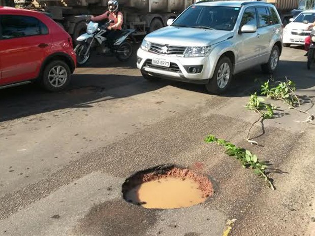 Acidente aconteceu após duas motociclistas tentarem desviar de um buraco na avenida. (Foto: Douglas Pinto/TV Mirante) Acidente aconteceu após duas motociclistas tentarem desviar de um buraco na avenida. (Foto: Douglas Pinto/TV Mirante)