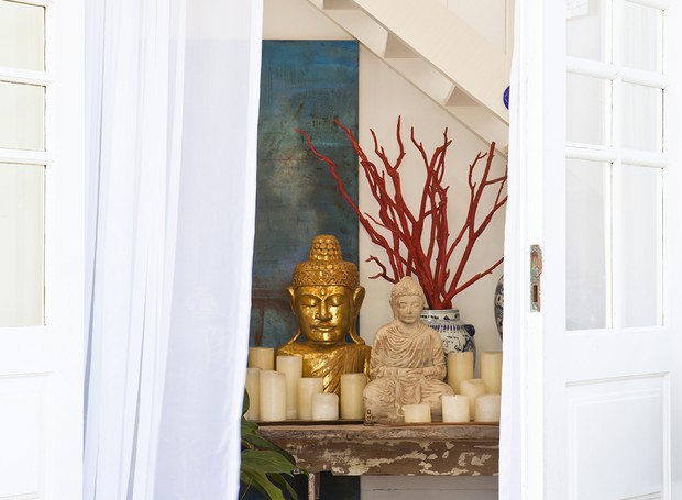 O canto de meditação com Budas e velas dá as boas-vindas na entrada da casa (Foto: Lufe Gomes/Casa e Jardim)