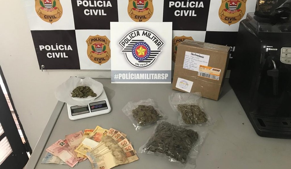 Drogas e material ligado ao tráfico foram apreendidos na operação conjuntas das polícias Civil e Militar — Foto: Polícia Civil/Divulgação 