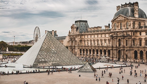 Museu do Louvre, em Paris (Foto: Mika Baumeister / Unsplash)