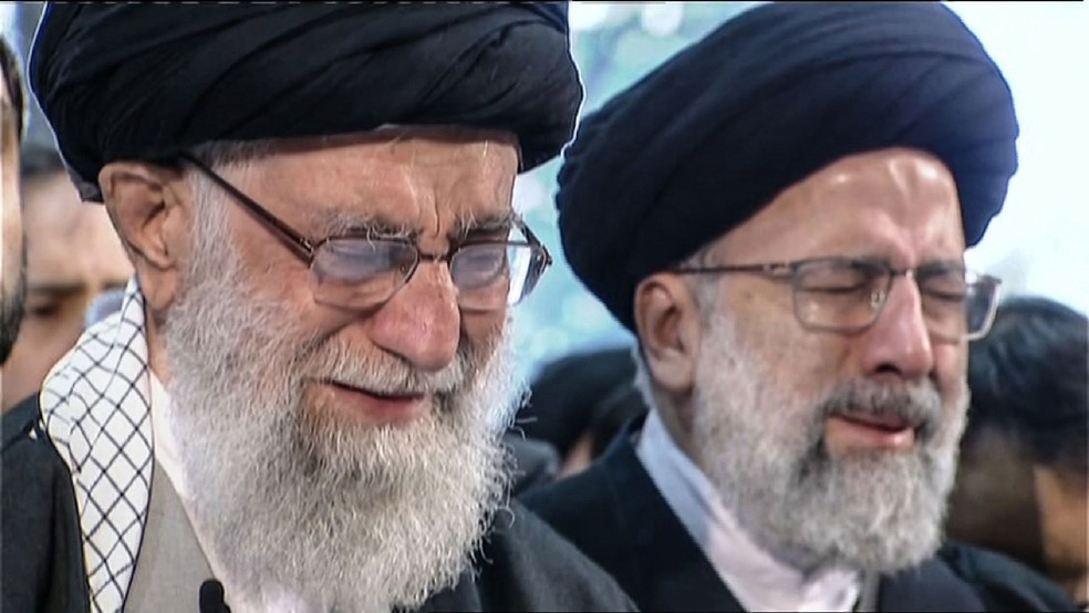 Líder supremo iraniano, o aiatolá Ali Khamenei, chora durante cerimônia em homenagem ao general Qassem Soleimani  em Teerã, no Irã, nesta segunda-feira (6)   — Foto: Iran Press / AFP