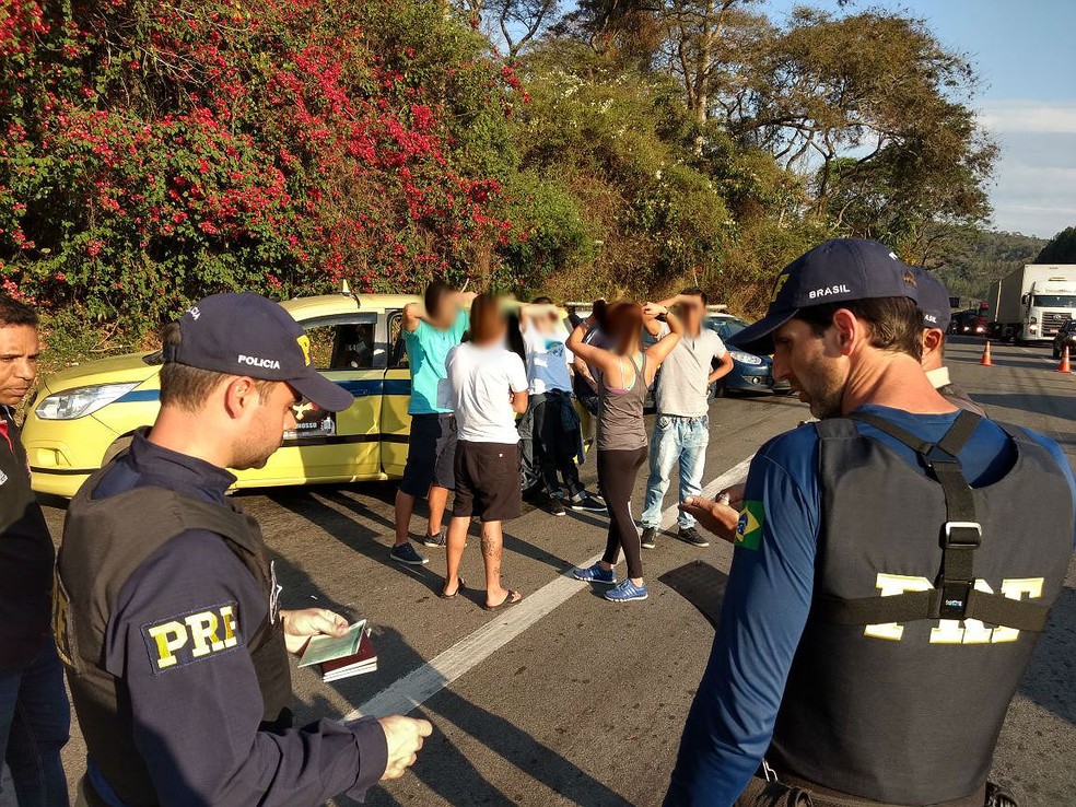 Estrangeiros em situação irregular foram parados em blitz da PRF e da PM em Simão Pereira (Foto: Polícia Rodoviária Federal/Divulgação)