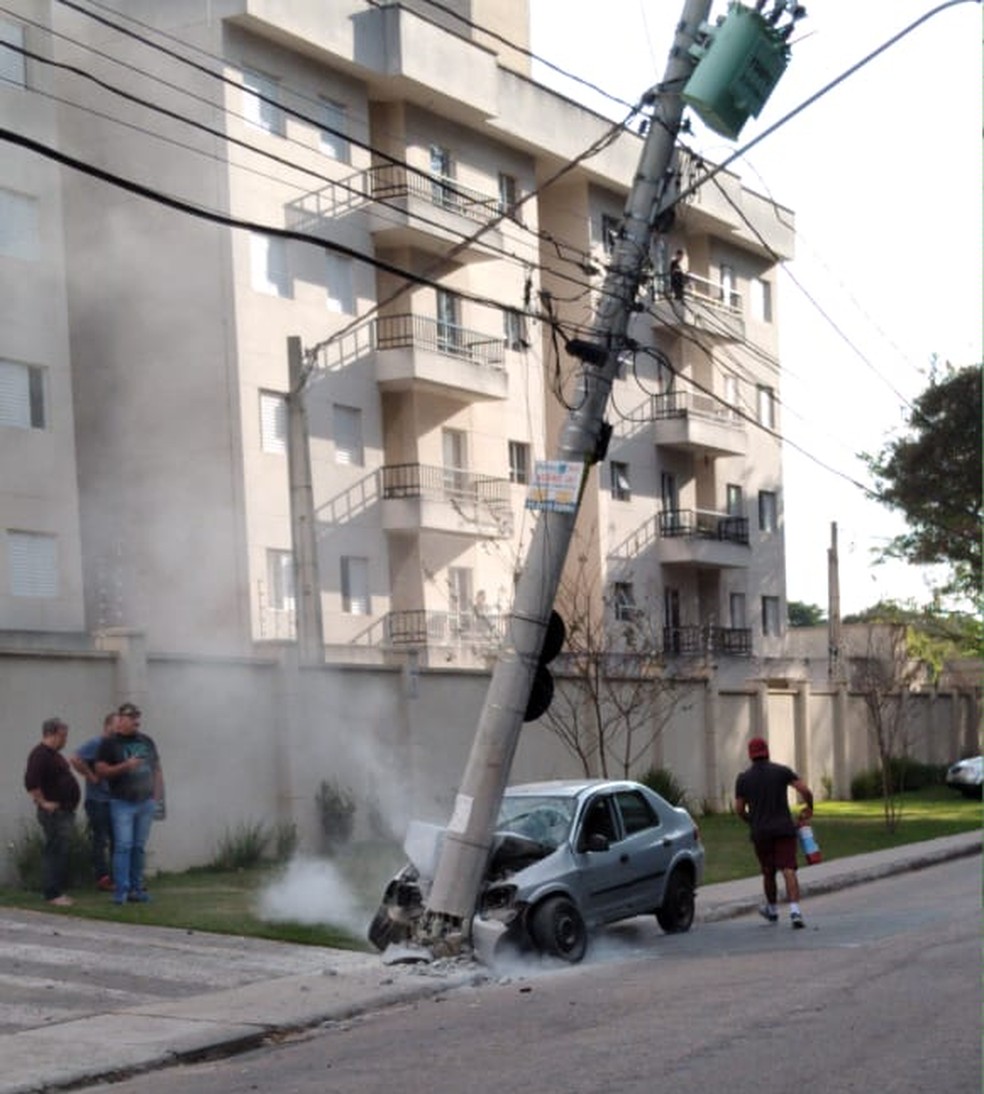 Motorista Bate Carro Em Poste E Deixa Moradores Sem Energia Eletrica Em Jundiai Video Sorocaba E Jundiai G1