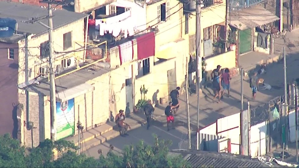 Homens chegam a outra comunidade depois de fuga por mata na Cidade de Deus — Foto: Reprodução/TV Globo