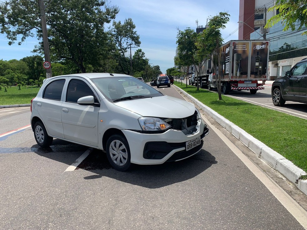 Um dos carros envolvidos no acidente em Vitória, ficou com a frente danificada.  — Foto: Gabriela Martins/ TV Gazeta