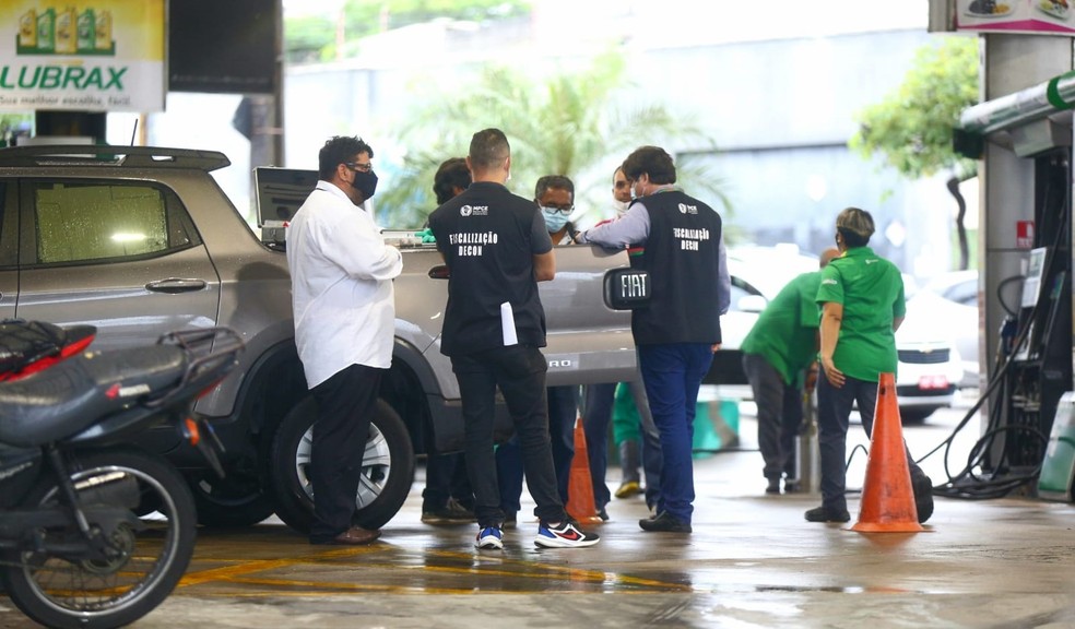 Fiscalização do Decon autua postos de combustíveis de Fortaleza por aumento abusivo de preços — Foto: Fabiane de Paula/SVM