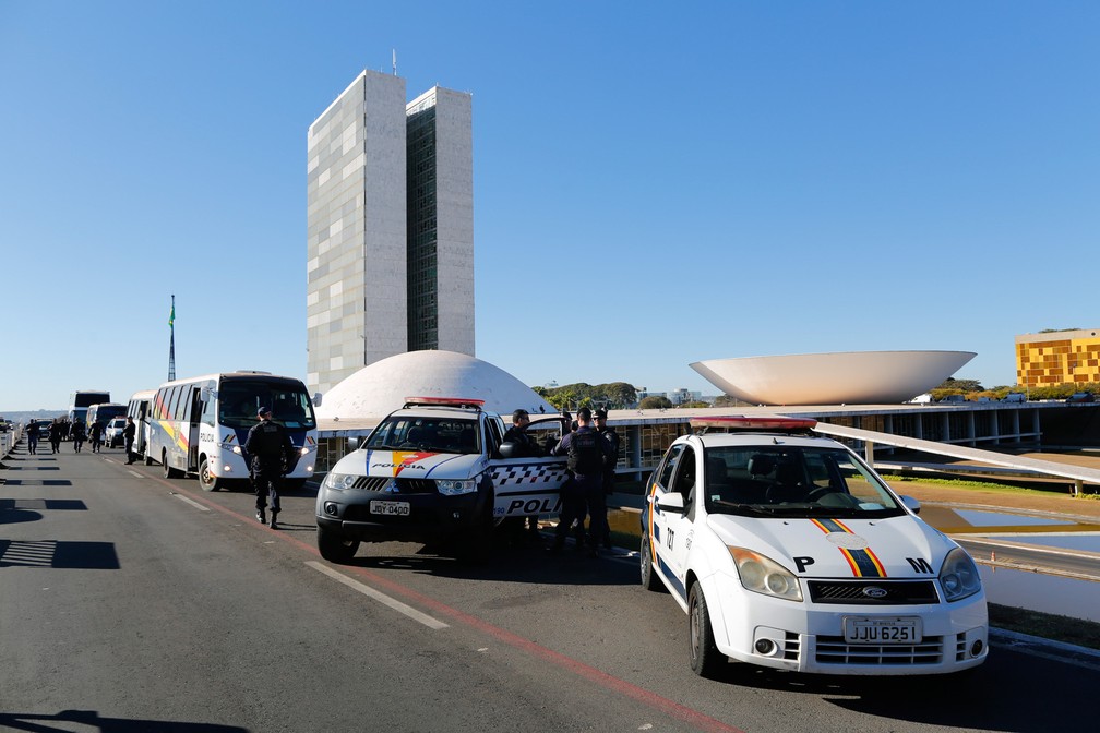 Viaturas da polícia são vistas em frente ao Congresso Nacional, em Brasília, antes da votação da denúncia contra o presidente Michel Temer (Foto: Sérgio Lima/AFP)