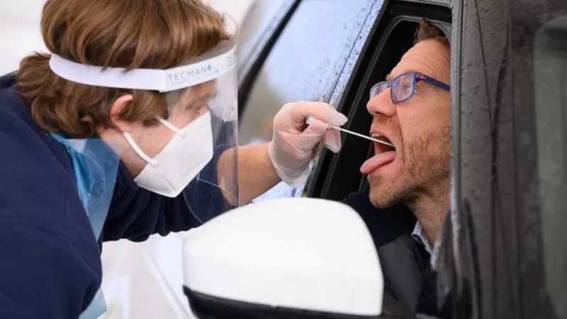 Testes de antígeno e RT-PCR exigem o swab nasal e oral, que envolve inserir uma haste flexível no fundo do nariz e da boca (Foto: Getty Images )