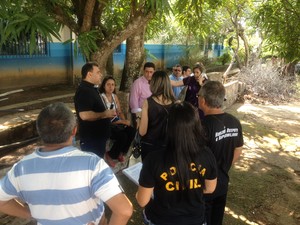 Servidores e familiares aguardam informações da polícia em frente ao IML (Foto: Ísis Capistrano/ G1) Servidores e familiares aguardam informações da polícia em frente ao IML (Foto: Ísis Capistrano/ G1)
