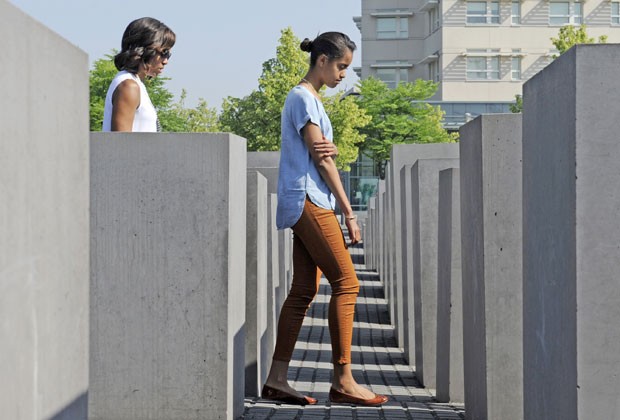 Michelle Obama e a filha Malia passeiam pelo Memorial do Holocausto em Berlim nesta quarta-feira (19) (Foto: Jens Meyer/AFP) Michelle Obama e a filha Malia passeiam pelo Memorial do Holocausto em Berlim nesta quarta-feira (19) (Foto: Jens Meyer/AFP)