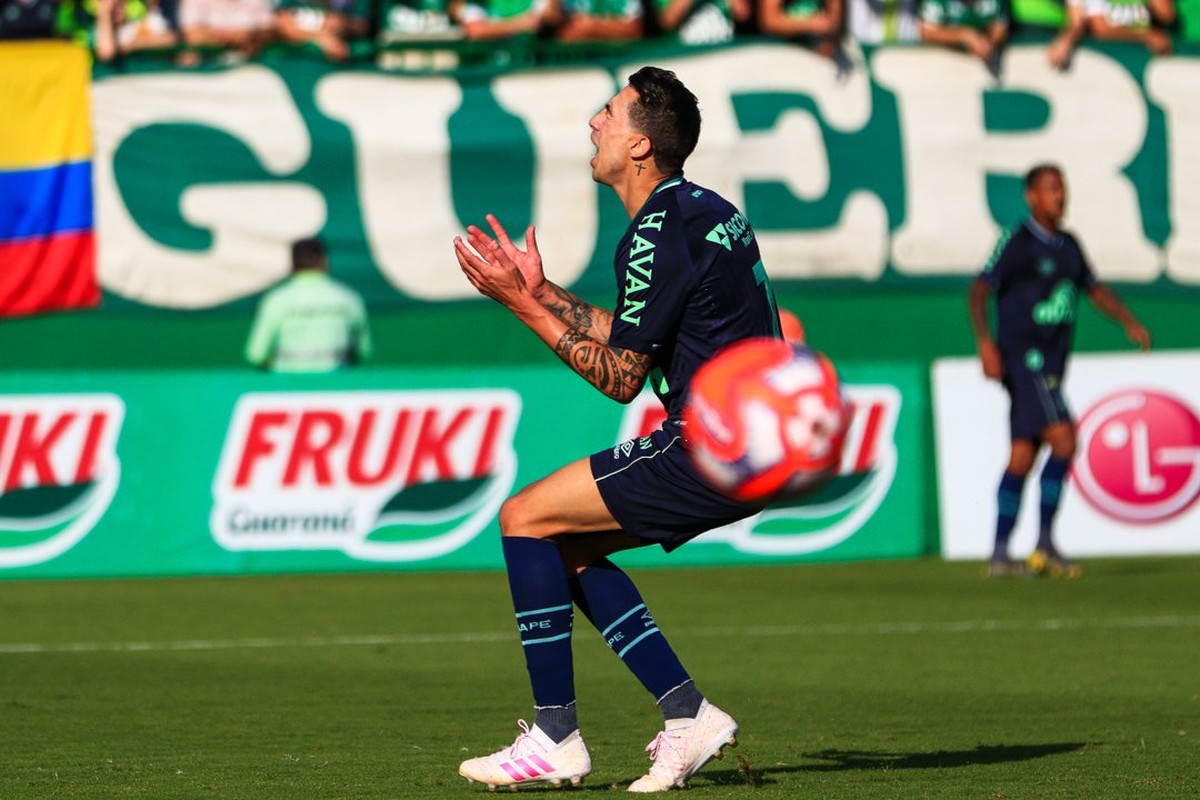 Rildo e Victor Andrade têm lesões musculares e desfalcam a Chape em