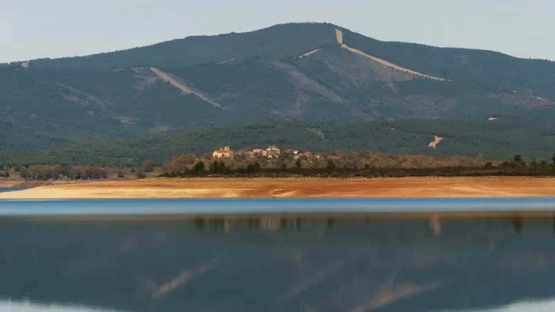 Embora as águas do reservatório Gabriel y Galán nunca tenham coberto a cidade, as autoridades espanholas não permitiram o retorno de seus antigos ocupantes. (Foto: GETTY IMAGES via BBC)