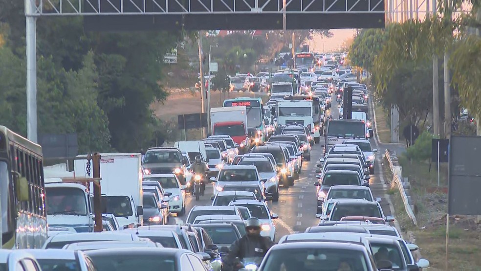 Trânsito ficou congestionado na EPVP, no DF, após rompimento de adutora — Foto: TV Globo/Reprodução