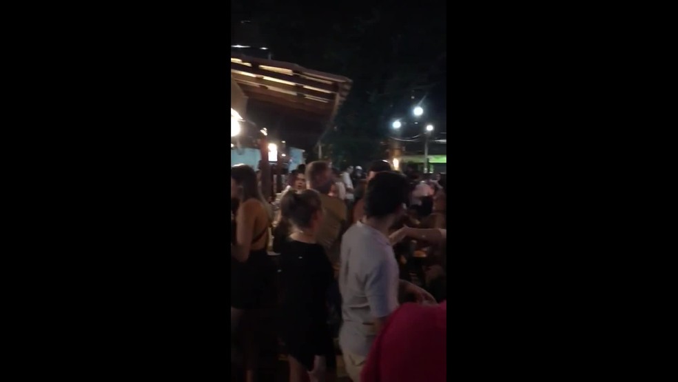 Do lado de fora de bar, clientes teriam se aglomerado na sexta-feira (14) — Foto: Reprodução/WhatsApp