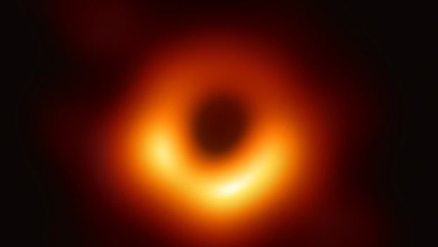 A primeira imagem da história de um buraco negro: ele está cercado pelo brilho de gases atraídos pela gravidade (Foto: EHT COLLABORATION, via BBC News Brasil)