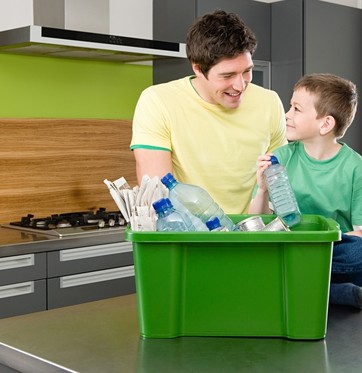 Pai e filho separando materiais recicláveis na cozinha de casa (Foto: Shutterstock)