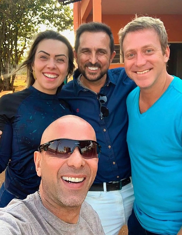 Rafael Ilha, Aline Kezh e Sandro Barros visitam Sérgio Hondjakoff em clínica de reabilitação (Foto: Reprodução/Instagram)