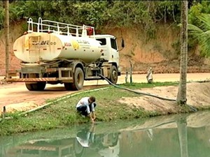 Água da barragem é distribuida para comunidades (Foto: Reprodução/TV Gazeta)