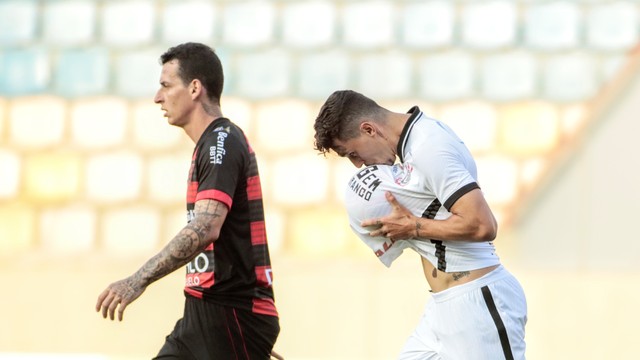 Danilo Avelar comemora primeiro gol do Corinthians