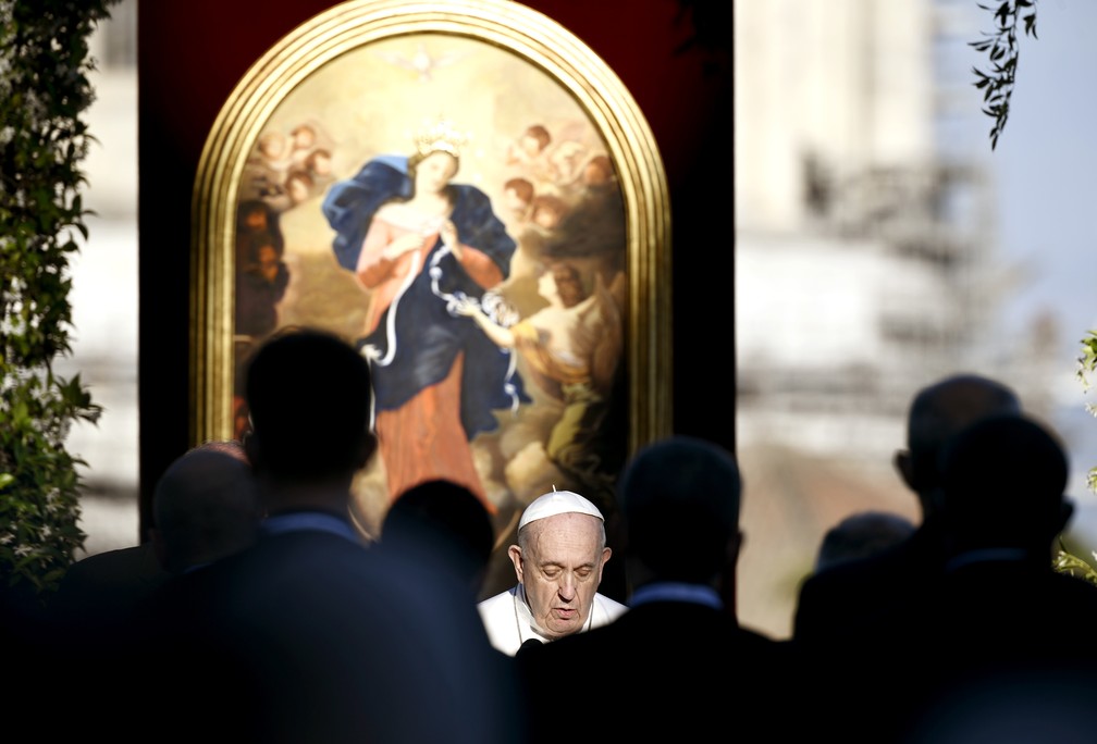 Papa Francisco lidera oração nos jardins do Vaticano em 31 de maio de 2021 — Foto: Filippo Monteforte/Pool via AP