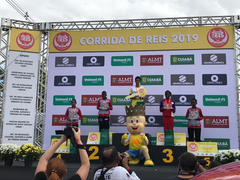 PÃ³dio da categoria feminino da Corrida de Reis em MT â€” Foto: AndrÃ© Souza/ G1