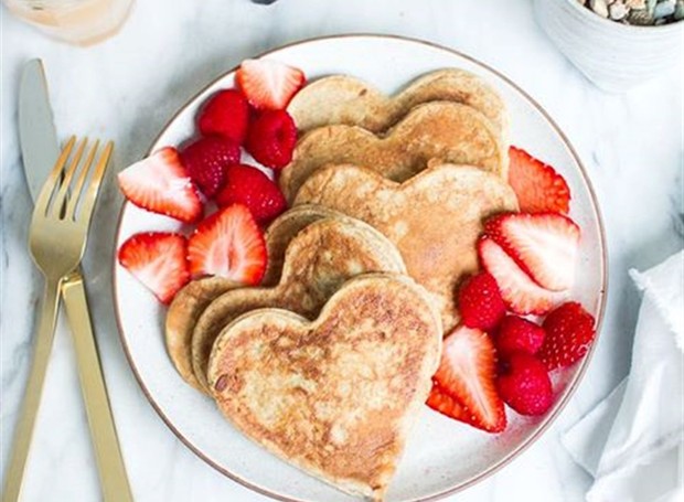 Panquecas de coração deixam o café da manhã na cama mais romântico (Foto: Reprodução/Pinterest)