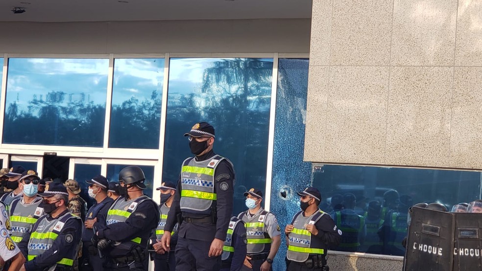 Janela da sede da Funai, em Brasília, foi atingida por flecha — Foto: Mara Puljiz/G1