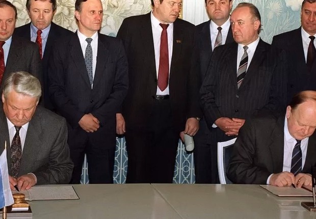 Boris Yeltsin e Stanislav Shushkevich assinando o Tratado de Belavezha em 8 de dezembro de 1991 (Foto: GETTY IMAGES via BBC Brasil)