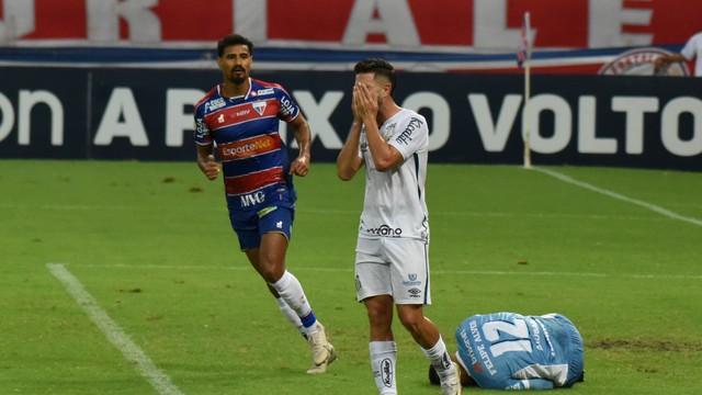 Jean Mota lamenta pênalti defendido por Felipe Alves em Fortaleza x Santos
