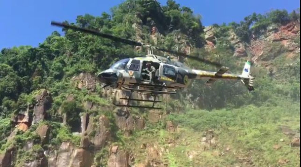Três homens foram salvos pelo Corpo de Bombeiros, neste sábado (3), no salto do Apucaraninha — Foto: Divulgação/Batalhão de Polícia Militar de Operações Aéreas